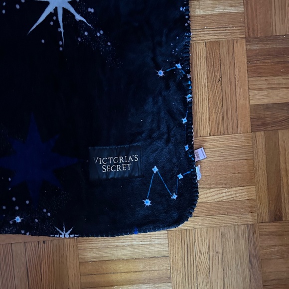 FREE SHIPPING Victoria’s Secret galaxy throw blanket 🌌 - Picture 3 of 3